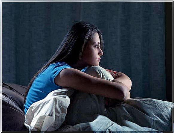 Woman wakes up due to insomnia a kind of dysomnia