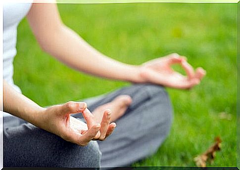 Woman-sitting-meditating-with-hands-resting-on-knees