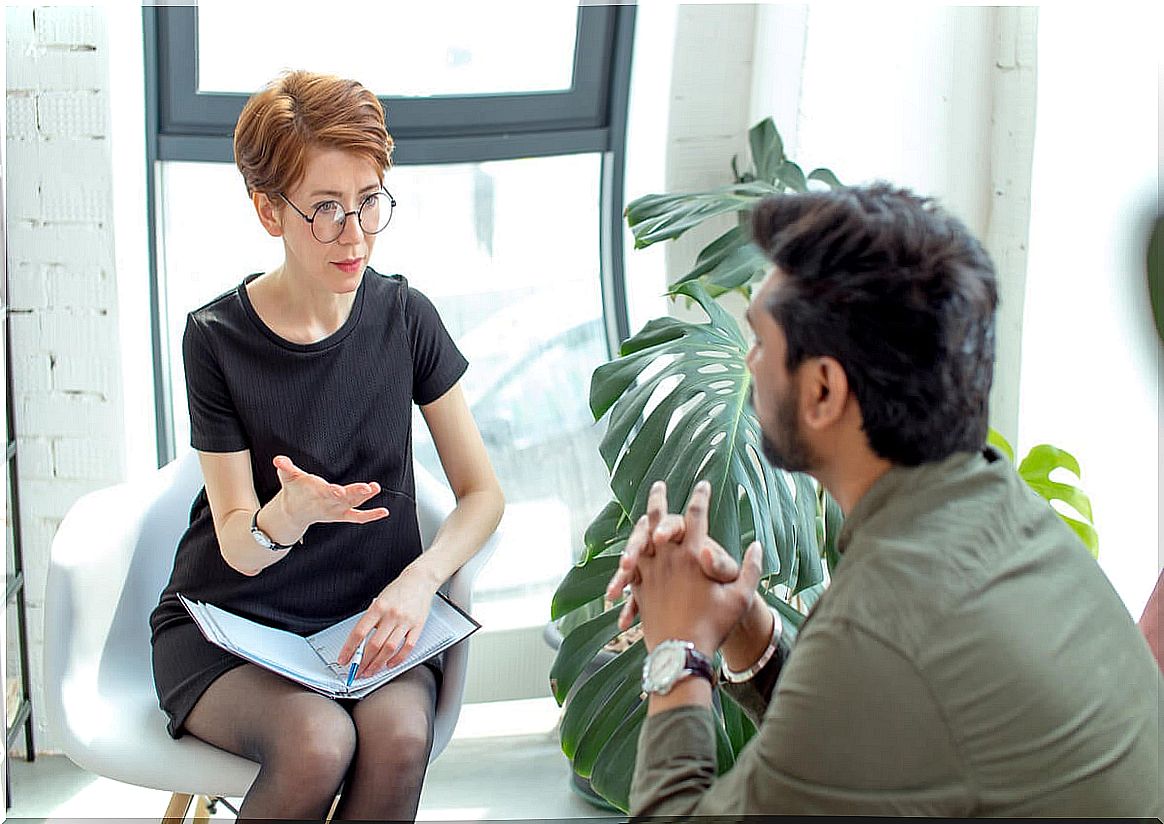 Psychologist doing psychoeducation with the patient