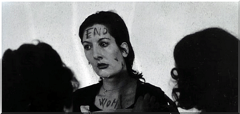 Image of Marina Abramovic's experiment in which she appears with the word end on her forehead