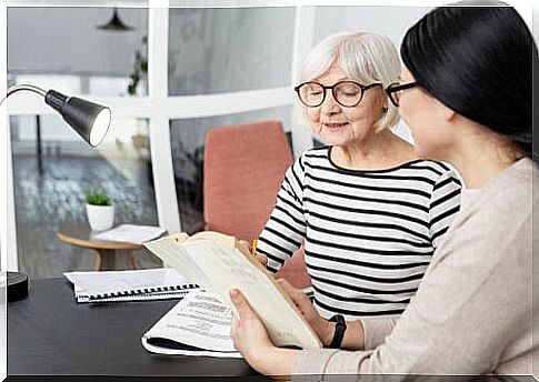 Older woman with a psychologist