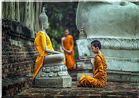 Child in front of a Buddha figure