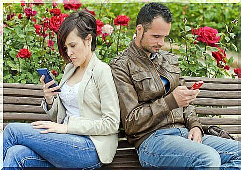 couple from behind looking at mobile symbolizing the beginning of a couple relationship