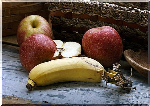 Banana with apples representing the Premack principle can make confinement more bearable