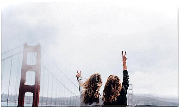 Girls in front of the San Francisco Bridge